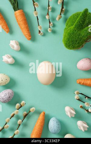 Festa pasquale con uova, coniglietti, salice, carote e decorazioni primaverili Foto Stock