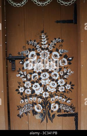 Dipinti decorativi di fiori colorati sulle pareti di una vecchia casa fatti a mano e dipinti a mano da artisti locali nel villaggio di Zalipie in Polonia Foto Stock