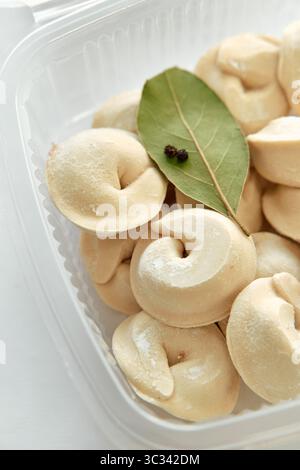 Deliziose polpette fatte in casa con foglie di baia e spezie, perfette per bollire o cuocere al vapore per un pasto saporito ripieno di ingredienti salati Foto Stock