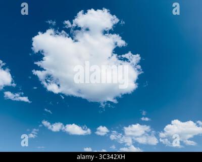 Il cielo azzurro è pieno di belle nuvole bianche soffici in una giornata di sole. Foto Stock