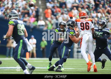 8 settembre 2019: Il quarterback dei Seattle Seahawks Russell Wilson (3) tenta un passaggio per il tight end dei Seattle Seahawks Will Dissly (88) durante una gara tra i Cincinnati Bengals e i Seattle Seahawks al CenturyLink Field di Seattle, WA. I Seahawks vinsero 21-20. Sean Brown/CSM(immagine di credito: &Copy; Sean Brown/CSM tramite cavo ZUMA) Foto Stock