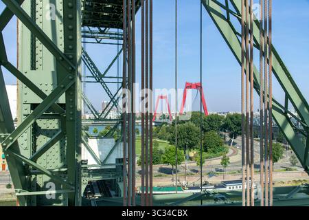 Rotterdam, Paesi Bassi - 10 settembre 2023; ponte ferroviario a sollevamento verticale De Hef (l'ascensore) ufficialmente Ponte Koningshaven su Koningshaven (Kings Har Foto Stock