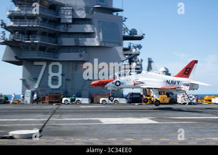 14 marzo 2021 - Oceano Atlantico - Un T-45C Goshawk collegato al Training Air Wing (TW) 1 atterra sul ponte di volo della portaerei USS Gerald R. Ford (CVN 78) durante le qualifiche di comandante, Naval Air Training Command, 14 marzo 2021. Gerald R. Ford e' in corso nell'Oceano Atlantico e sta conducendo delle qualifiche da portaerei. (Immagine di credito: © Jackson Adkins/U.S. Navy/ZUMA Wire/ZUMAPRESS.com) Foto Stock