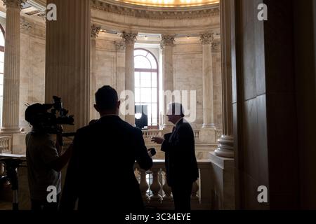 23 marzo 2021, Washington, District of Columbia, USA: Il senatore degli Stati Uniti John Neely Kennedy (repubblicano della Louisiana) parla ai giornalisti dopo il pranzo del Senato del GOP, nel Russell Senate Office Building a Washington, DC, martedì 23 marzo 2021. Credito: Rod Lamkey / CNP (immagine di credito: © Rod Lamkey - CNP/CNP tramite filo ZUMA) Foto Stock