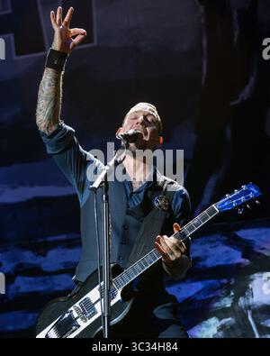 26 ottobre 2014, San Bernardino, California, Stati Uniti: MICHAEL POULSEN di Volbeat al Knotfest presso l'anfiteatro di San Manuel a San Bernardino, California (immagine di credito: © Charlie Steffens/ZUMA Wire) Foto Stock