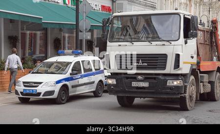 25 luglio 2020, Mosca, Russia: Un camion della spazzatura e un'auto della polizia visti nel distretto amministrativo centrale di Mosca. (Immagine di credito: © Mihail Tokmakov/SOPA Images via ZUMA Wire) Foto Stock