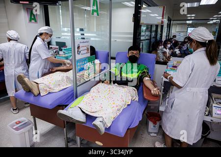 Bangkok, Thailandia. 25 luglio 2025. Le persone donano sangue al National Blood Center di Bangkok, Thailandia, venerdì 25 luglio 2025. L'intensificarsi dei combattimenti tra Thailandia e Cambogia, fino ad ora con la morte di molti civili thailandesi, ha provocato un'ondata di donazioni di sangue. (Credit Image: © Andre Malerba/ZUMA Press Wire) SOLO PER USO EDITORIALE! Non per USO commerciale! Foto Stock