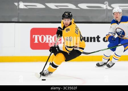 27 marzo 2021: Il difensore dei Boston Bruins Matt Grzelcyk (48) con il puck durante la partita NHL tra Buffalo Sabres e Boston Bruins tenutasi al TD Garden di Boston, Massachusetts. Eric Canha/CSM(immagine di credito: &Copy; Eric Canha/CSM tramite cavo ZUMA) Foto Stock