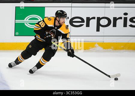 28 marzo 2021: Il difensore dei Boston Bruins Matt Grzelcyk (48) con il puck durante la partita NHL tra i New Jersey Devils e i Boston Bruins tenutasi al TD Garden di Boston, Massachusetts. Eric Canha/CSM(immagine di credito: &Copy; Eric Canha/CSM tramite cavo ZUMA) Foto Stock