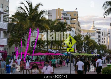 13 gennaio 2015, Miami, Florida: I turisti si fanno strada lungo Ocean Drive durante le vacanze primaverili a Miami Beach, Florida, lunedì 22 marzo 2021. (Immagine di credito: © TNS via cavo ZUMA) Foto Stock
