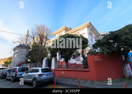 Una vista sulla strada dal quartiere della moschea uskudar Ayazma, istanbul Foto Stock
