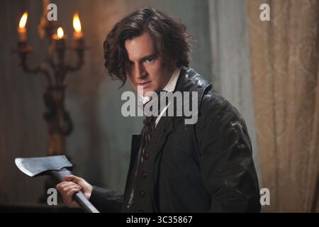 DATA DI USCITA: 22 giugno 2012.TITOLO DEL FILM: Abraham Lincoln: Vampire Hunter.STUDIO: Twentieth Century Fox Films.REGISTA: Timur Bekmambetov.TRAMA: Abraham Lincoln, il 16° presidente degli Stati Uniti, scopre che i vampiri stanno progettando di conquistare gli Stati Uniti. Egli fa la sua missione per eliminarli.NELLA FOTO: BENJAMIN WALKER nel ruolo di Abraham Lincoln. (Immagine di credito: © Twentieth Century Fox Films/Entertainment Pictures/ZUMA Press) Foto Stock