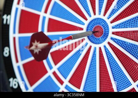 una tavola da disegno con una freccetta rossa attaccata al centro. concetto di successo Foto Stock