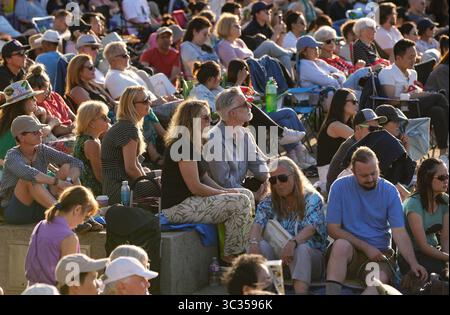 Vancouver, Canada. 24 luglio 2025. Le persone potranno assistere a un concerto sinfonico gratuito all'aperto della Vancouver Metropolitan Orchestra al Jack Poole Plaza di Vancouver, British Columbia, Canada, 24 luglio 2025. Crediti: Liang Sen/Xinhua/Alamy Live News Foto Stock