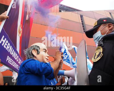 30 marzo 2021, Lima, Lima, Perù: I sostenitori dei candidati presidenziali manifestano al di fuori del Centro Congressi di Lima, dove si sta svolgendo un dibattito sui 18 candidati. Le elezioni generali in Perù si terranno l'11 aprile. (Immagine di credito: © Carlos Garcia Granthon/ZUMA Wire) Foto Stock
