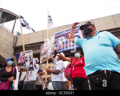 30 marzo 2021, Lima, Lima, Perù: I sostenitori dei candidati presidenziali manifestano al di fuori del Centro Congressi di Lima, dove si sta svolgendo un dibattito sui 18 candidati. Le elezioni generali in Perù si terranno l'11 aprile. (Immagine di credito: © Carlos Garcia Granthon/ZUMA Wire) Foto Stock