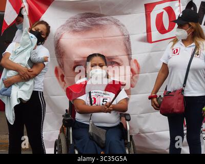 30 marzo 2021, Lima, Lima, Perù: I sostenitori dei candidati presidenziali manifestano al di fuori del Centro Congressi di Lima, dove si sta svolgendo un dibattito sui 18 candidati. Le elezioni generali in Perù si terranno l'11 aprile. (Immagine di credito: © Carlos Garcia Granthon/ZUMA Wire) Foto Stock