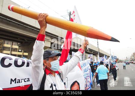 30 marzo 2021, Lima, Lima, Perù: I sostenitori dei candidati presidenziali manifestano al di fuori del Centro Congressi di Lima, dove si sta svolgendo un dibattito sui 18 candidati. Le elezioni generali in Perù si terranno l'11 aprile. (Immagine di credito: © Carlos Garcia Granthon/ZUMA Wire) Foto Stock