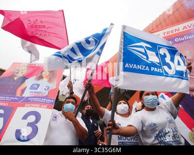 30 marzo 2021, Lima, Lima, Perù: I sostenitori dei candidati presidenziali manifestano al di fuori del Centro Congressi di Lima, dove si sta svolgendo un dibattito sui 18 candidati. Le elezioni generali in Perù si terranno l'11 aprile. (Immagine di credito: © Carlos Garcia Granthon/ZUMA Wire) Foto Stock