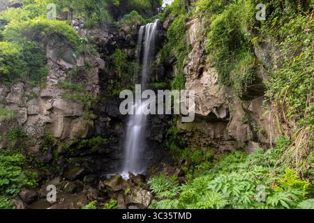 Cascate d'acqua sulle rocce del fiume Dzoraget, che scorrono attraverso una gola panoramica costeggiata da foreste vicino alla città di Stepanavan. Foto Stock