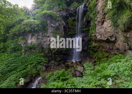 Cascate d'acqua sulle rocce del fiume Dzoraget, che scorrono attraverso una gola panoramica costeggiata da foreste vicino alla città di Stepanavan. Foto Stock