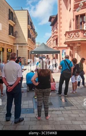Viladecans. Barcellona - 25 luglio 2025: Spettatori attenti che si esibiscono con musica dal vivo in un vivace ambiente urbano in Spagna. Foto Stock