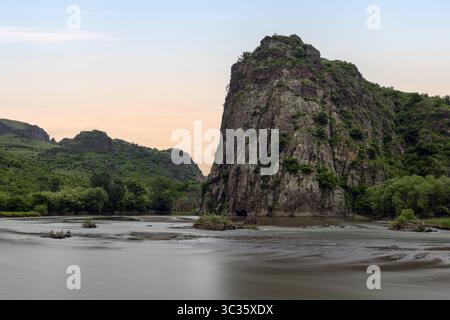 Il fiume Dzoraget scorre attraverso il lussureggiante canyon alberato Arevatsag, un'attrazione naturale nella provincia settentrionale di Lori in Armenia. Foto Stock