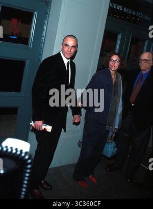 1 GENNAIO 2011 - K24343RM: 7/3/02.''THE CRUBLE''' SERATA DI APERTURA DELLO SPETTACOLO AL VIRGINIA THEATER DI NEW YORK..DANIEL DAY LEWIS, REBECCA MILLER CON ARTHUR MILLER. RICK MACKLER/ 2002 (immagine di credito: © Globe Photos/ZUMAPRESS.com) Foto Stock
