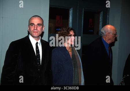 1 GENNAIO 2011 - K24343RM: 7/3/02.''THE CRUBLE''' SERATA DI APERTURA DELLO SPETTACOLO AL VIRGINIA THEATER DI NEW YORK..DANIEL DAY LEWIS, REBECCA MILLER CON ARTHUR MILLER. RICK MACKLER/ 2002 (immagine di credito: © Globe Photos/ZUMAPRESS.com) Foto Stock