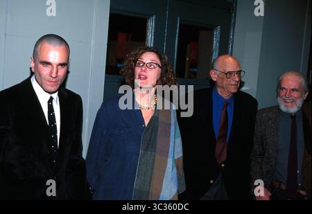1 GENNAIO 2011 - K24343RM: 7/3/02.''THE CRUBLE''' SERATA DI APERTURA DELLO SPETTACOLO AL VIRGINIA THEATER DI NEW YORK..DANIEL DAY LEWIS, REBECCA MILLER CON ARTHUR MILLER. RICK MACKLER/ 2002 (immagine di credito: © Globe Photos/ZUMAPRESS.com) Foto Stock