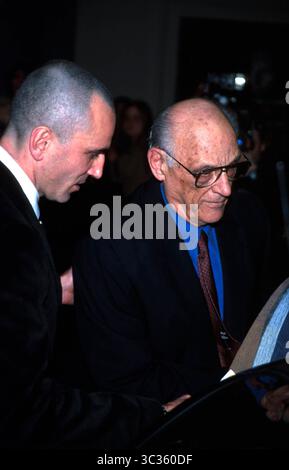 1 GENNAIO 2011 - K24343RM: 7/3/02. "'THE CRUBLE''' SERATA DI APERTURA DELLO SPETTACOLO AL VIRGINIA THEATER DI NEW YORK..DANIEL DAY LEWIS CON ARTHUR MILLER. RICK MACKLER/ 2002 (immagine di credito: © Globe Photos/ZUMAPRESS.com) Foto Stock