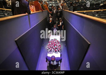 5 aprile 2021: Centinaia di persone si sono riunite alla Wave Church di Virginia Beach, Virginia, per una cerimonia di celebrazione della vita per Donovon Lynch lunedì 5 aprile 2021. Lynch è stato ucciso da un agente di polizia di Virginia Beach nel marzo 26. (Immagine di credito: © TNS via cavo ZUMA) Foto Stock