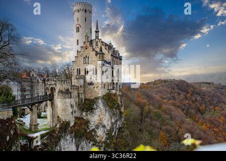Castello di Lichtenstein in un paesaggio invernale. Costruito su una roccia accanto a un burrone, si erge alla luce del sole. Baden-Württemberg, Germania Foto Stock