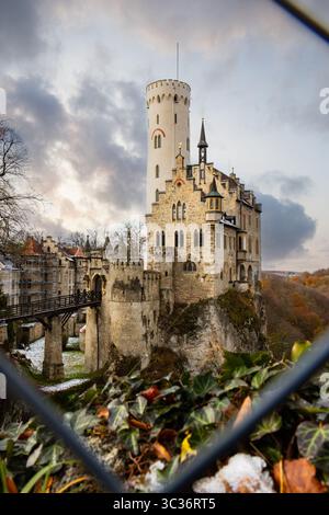 Castello di Lichtenstein in un paesaggio invernale. Costruito su una roccia accanto a un burrone, si erge alla luce del sole. Baden-Württemberg, Germania Foto Stock
