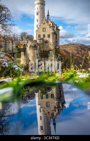 Castello di Lichtenstein in un paesaggio invernale. Costruito su una roccia accanto a un burrone, si erge alla luce del sole. Baden-Württemberg, Germania Foto Stock