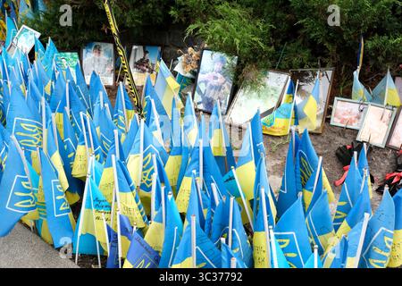 Bandiere e foto a Independence Square rendono omaggio al coraggio dei soldati caduti. Foto Stock