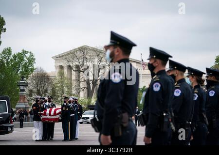 13 aprile 2021, Washington, Distretto di Columbia, Stati Uniti: WASHINGTON, DC - 13 APRILE: lo scrigno dell'ufficiale di polizia del Campidoglio William ''Billy'' Evans arriva a Lay in Honor su Capitol Hill martedì 13 aprile 2021 a Washington DC (immagine di credito: © Jabin Botsford - Pool via CNP/CNP via ZUMA Wire) Foto Stock