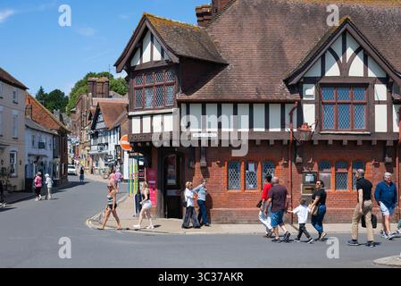 Ufficio postale in stile Mock Tudor con gente che passa davanti in estate, dell'edificio dell'ufficio postale nella città mercato di Arundel, West Sussex, Regno Unito. Foto Stock