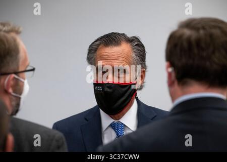 14 aprile 2021, Washington, District of Columbia, USA: Il senatore degli Stati Uniti Mitt Romney (repubblicano dello Utah) parla con i giornalisti mentre si fa strada attraverso la metropolitana del Senato durante una votazione a Washington, DC, mercoledì 14 aprile 2021. Credito: Rod Lamkey / CNP (immagine di credito: © Rod Lamkey - CNP/CNP tramite filo ZUMA) Foto Stock