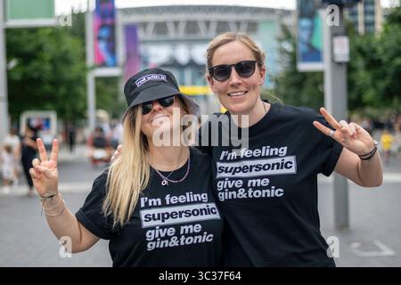 Londra, Regno Unito. 25 luglio 2025. I fan arrivano per il concerto degli Oasis di stasera allo stadio di Wembley, la prima volta che la band suona nella capitale per 16 anni. La band suonerà sette date da luglio a settembre al Wembley Stadium come parte del loro Live '25 Tour, con lo spettacolo finale il 28 settembre. Crediti: Stephen Chung / Alamy Live News Foto Stock