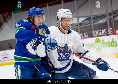 20 aprile 2021: Il difensore dei Canucks Quinn Hughes (43) e l'ala sinistra dei Maple Leafs Pierre Engvall (47) vanno per il puck durante la partita in NHL tra i Toronto Maple Leafs e i Vancouver Canucks alla Rogers Arena di Vancouver, Canada. Dom Gagne/CSM(immagine di credito: &Copy; dom Gagne/CSM tramite cavo ZUMA) Foto Stock