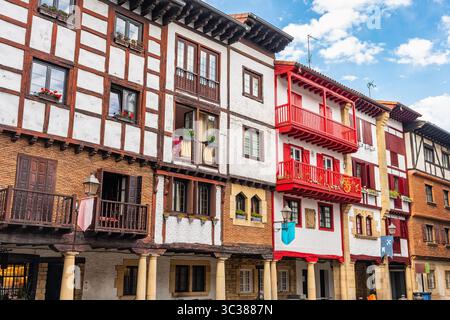 Case con facciate colorate e balconi in legno con vasi di fiori a Hondarribia, Paesi Baschi. Foto Stock