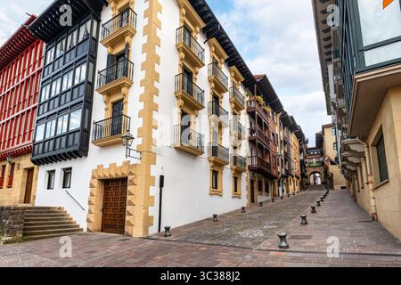 Strade con case di splendida architettura nel nord della Spagna, pittoreschi villaggi dei Paesi Baschi, Hondarribia. Foto Stock