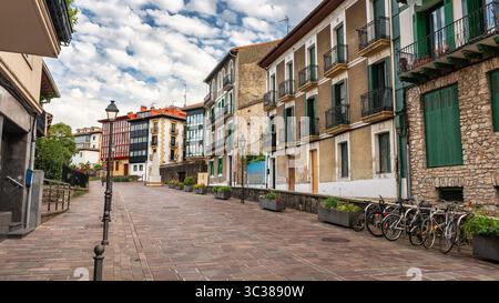 Strade con case di splendida architettura nel nord della Spagna, pittoreschi villaggi dei Paesi Baschi, Hondarribia. Foto Stock