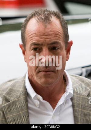 23 aprile 2021, Los Angeles, California, Stati Uniti: Michael Lohan, padre di Lindsay Lohan arrestato in Florida per intermediazione con pazienti. FOTO DEL FILE: Michael Lohan, padre di Lindsay Lohan, arriva per assistere all'udienza sullo stato di libertà vigilata della figlia relativa al suo agosto 2007 nessun concorso supplica due conti ciascuno di DUI ed essere sotto l'influenza di cocaina, insieme ad una sconsiderata carica di guida, presso il tribunale municipale di Beverly Hills, California, martedì 6 luglio 2010. JAVIER ROJAS/PI, prensa-internacional.com (immagine di credito: © Prensa Internacional via cavo ZUMA) Foto Stock