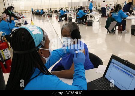 12 marzo 2021, Stati Uniti d'America: Ethel Coleman riceve il suo vaccino COVID-19 quando il Dipartimento della salute della Contea di Cook ha aperto il suo quarto sito di vaccinazione su larga scala il 5 marzo 2021 a Des Plaines, Illinois. È stata la prima struttura su larga scala a somministrare il vaccino Johnson & Johnson nello stato. (Immagine di credito: © TNS via cavo ZUMA) Foto Stock