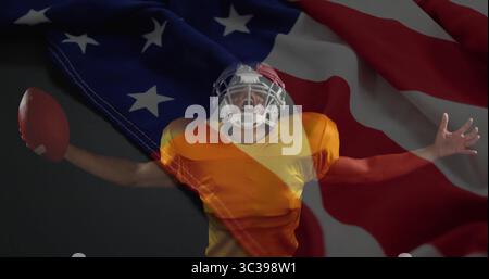Celebra il giocatore di calcio che solleva il calcio in studio, indossando casco, maglia e piazzole sulla bandiera degli Stati Uniti Foto Stock