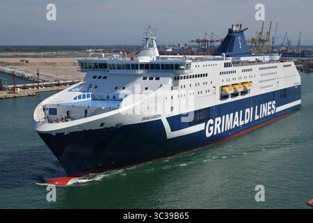 La nave traghetto Grimaldi Lines Cruise Sardegna parte dal porto di Livorno Foto Stock