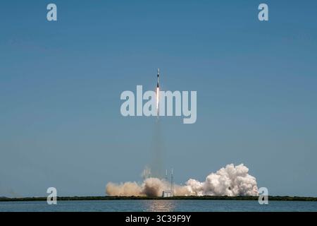 7 aprile 2021 - Cape Canaveral Space Force Stati, Florida, Stati Uniti - Un razzo Falcon-9 che trasporta il carico utile Starlink L-23 di SpaceX dalla Cape Canaveral Space Force Station, Florida, 7 aprile 2021. Il razzo ha lanciato 60 satelliti Internet, progettati per migliorare i servizi globali a banda larga, nello spazio. Il lancio è stato il decimo per il Falcon-9 dal 1 gennaio 2021. (Immagine di credito: © Space Force/ZUMA Wire/ZUMAPRESS.com) Foto Stock