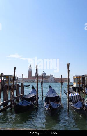 Le gondole sono uno dei principali mezzi di trasporto della città italiana di Venezia Foto Stock